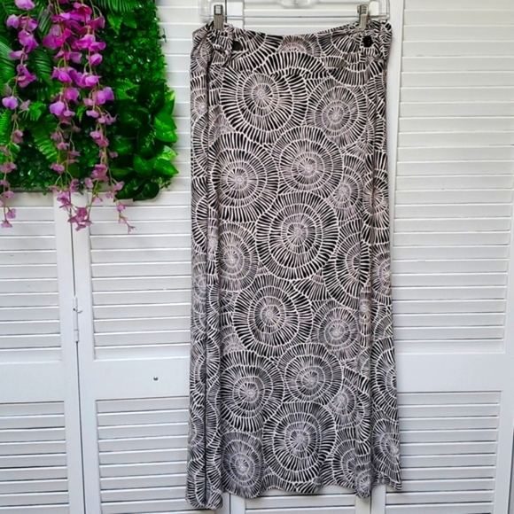 Robert Louis Dresses & Skirts - Robert Louis Size L Black and White Circle Print Midi Skirt.